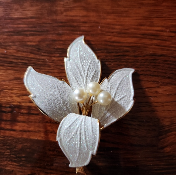 Vintage Pointsetta Brooch - Picture 5 of 6